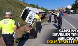 Samsun'da devrilen tırın sürücüsünü polis teselli etti