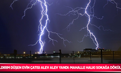 Yıldırım düşen evin çatısı alev alev yandı: Mahalle halkı sokağa döküldü