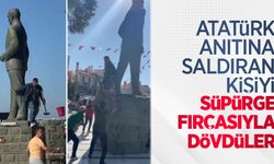 Atatürk anıtına saldıran kişiyi süpürge fırçasıyla dövdüler