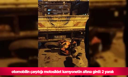 otomobilin çarptığı motosiklet kamyonetin altına girdi: 2 yaralı