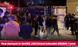 Virajı alamayan tır devrildi, yükü binanın bahçesine döküldü: 1 yaralı
