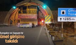 Bungalov ev taşıyan tır, tünel girişine takıldı