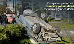Kazaya karışan otomobil tramvay yoluna devrildi, facianın eşiğinden dönüldü