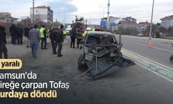 Samsun'da direğe çarpan Tofaş hurdaya döndü: 2 yaralı