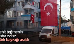 Şehit teğmenin baba evine Türk bayrağı asıldı