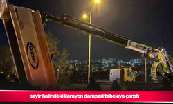Seyir halindeki kamyon damperi tabelaya çarptı