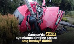 Samsun'da aydınlatma direğine çarpan araç hurdaya döndü: 2 yaralı