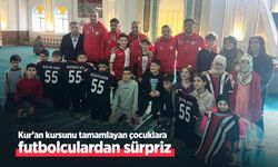 Kur’an kursunu tamamlayan çocuklara futbolculardan sürpriz