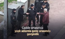 Cadde ortasında yaşlı adamla genç arasında gerginlik