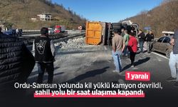 Ordu-Samsun yolunda kil yüklü kamyon devrildi, sahil yolu bir saat ulaşıma kapandı: 1 yaralı