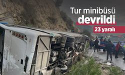 Tur minibüsü devrildi: 23 yaralı