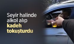 Seyir halinde alkol alıp kadeh tokuşturdu