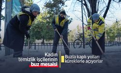 Kadın temizlik işçilerinin buz mesaisi: Buzla kaplı yolları küreklerle açıyorlar