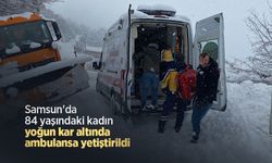 Samsun'da 84 yaşındaki kadın yoğun kar altında ambulansa yetiştirildi