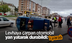 Levhaya çarpan otomobil yan yatarak durabildi: 1 yaralı