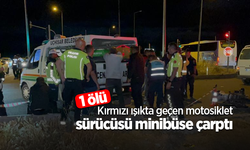Kırmızı ışıkta geçen motosiklet sürücüsü minibüse çarptı: 1 ölü
