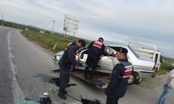 Devrilen otomobilin sürücüsü yaralandı