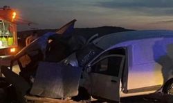 İki araç kafa kafaya çarpıştı: 1 ölü, 2 yaralı
