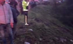 otomobil dereye devrildi: 4 yaralı