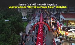 Samsun'da 1919 metrelik bayrakla yağmur altında "Bayrak ve Fener Alayı" yürüyüşü