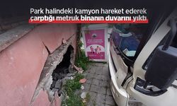 Park halindeki kamyon hareket ederek çarptığı metruk binanın duvarını yıktı