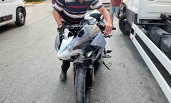 Motosiklet ile kamyonet çarpıştı: 2 yaralı