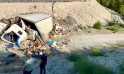 yoldan çıkan kamyon boş alana yuvarlandı: Sürücüsü ağır yaralandı