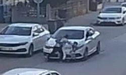 Otomobilin çarptığı anne ve oğlu yaralandı