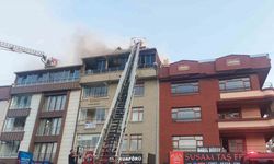 Bir binanın en üst katından korkutan yangın