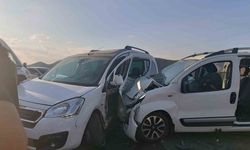 iki hafif ticari araç çarpıştı: 11 yaralı