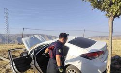 otomobil yol kenarına savruldu: 3 yaralı