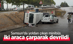 Samsun’da yoldan çıkan minibüs iki araca çarparak devrildi.