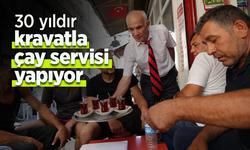 30 yıldır kravatla çay servisi yapıyor.