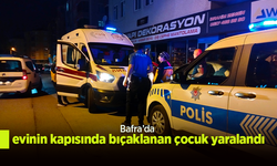 Bafra’da evinin kapısında bıçaklanan çocuk yaralandı.