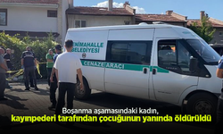 Boşanma aşamasındaki kadın, kayınpederi tarafından çocuğunun yanında öldürüldü.