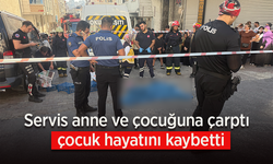 Servis anne ve çocuğuna çarptı: Çocuk hayatını kaybetti.