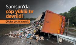 Samsun'da çöp yüklü tır devrildi, çöpler yola savruldu