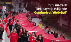 1919 metrelik Türk bayrağı eşliğinde ‘Cumhuriyet Yürüyüşü'