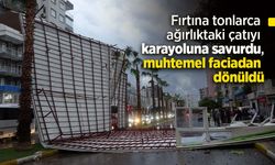 Fırtına tonlarca ağırlıktaki çatıyı karayoluna savurdu, muhtemel faciadan dönüldü.