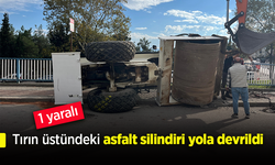 Tırın üstündeki asfalt silindiri yola devrildi: 1 yaralı
