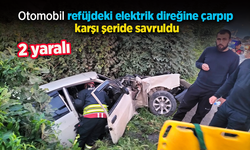 Otomobil refüjdeki elektrik direğine çarpıp, karşı şeride savruldu; 2 yaralı