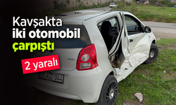 Kavşakta iki otomobil çarpıştı: 2 yaralı
