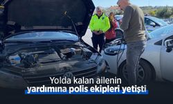Yolda kalan ailenin yardımına polis ekipleri yetişti