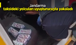Jandarma taksideki yolcuları uyuşturucuyla yakaladı.