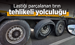 Lastiği parçalanan tırın tehlikeli yolculuğu
