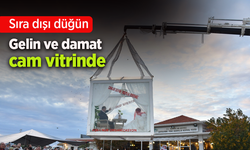 SIra dışı düğün: Gelin ve damat cam vitrinde