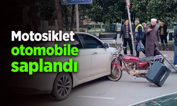 Motosiklet otomobile saplandı