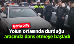 Garip olay: Yolun ortasında durduğu aracında dans etmeye başladı