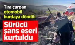 Tıra çarpan otomobil hurdaya döndü: Sürücü şans eseri kurtuldu
