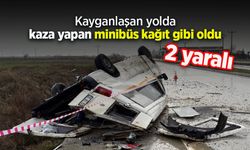 Kayganlaşan yolda kaza yapan minibüs kağıt gibi oldu